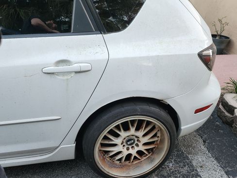 Used 2004 MAZDA MAZDA3 s w/ Moonroof & 6-CD Pkg image 9