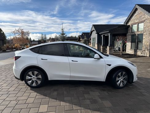 Used 2021 Tesla Model Y Long Range image 5