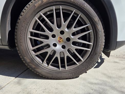 Used 2014 Porsche Cayenne image 24