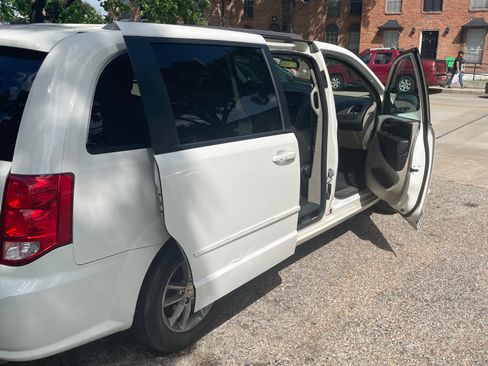 Used 2013 Dodge Grand Caravan SXT w/ Entertainment Group 1 FWD image 10