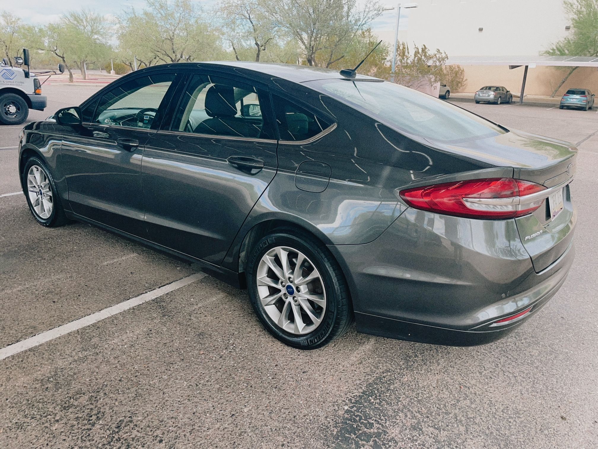 Used 2017 Ford Fusion SE w/ Fusion SE Technology Package FWD image 4