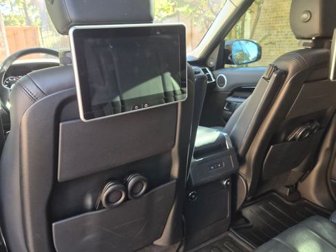 Used 2018 Land Rover Discovery SE image 17