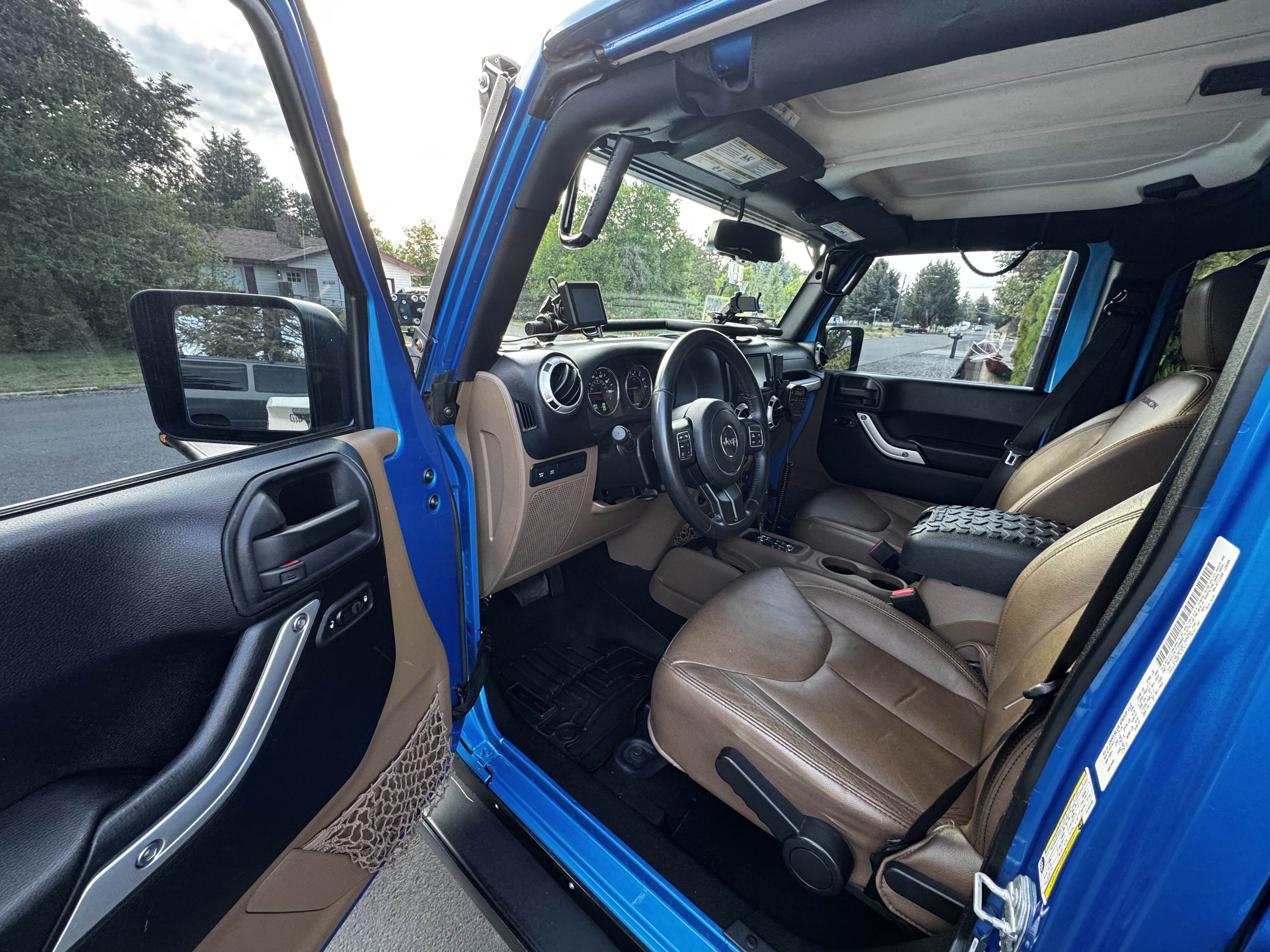 Used 2015 Jeep Wrangler Unlimited Rubicon w/ Connectivity Group AWD/4WD image 15