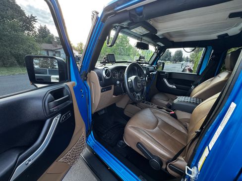 Used 2015 Jeep Wrangler Unlimited Rubicon w/ Connectivity Group image 15