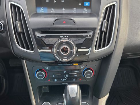 Used 2017 Ford Focus Titanium image 9