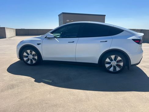 Used 2021 Tesla Model Y Long Range image 12