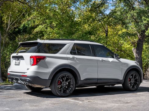 Used 2020 Ford Explorer ST w/ ST Street Pack image 11