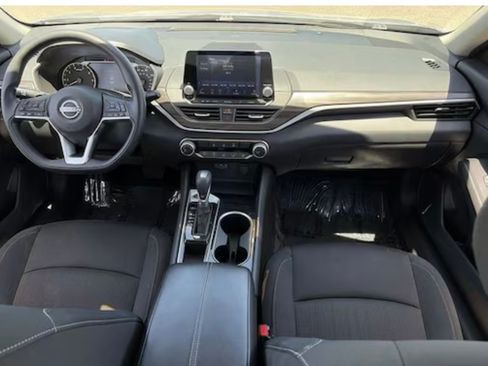 Used 2024 Nissan Altima 2.5 SV FWD image 9