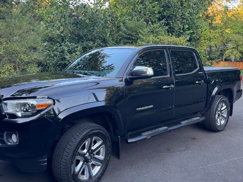 Used 2018 Toyota Tacoma Limited AWD/4WD image 2