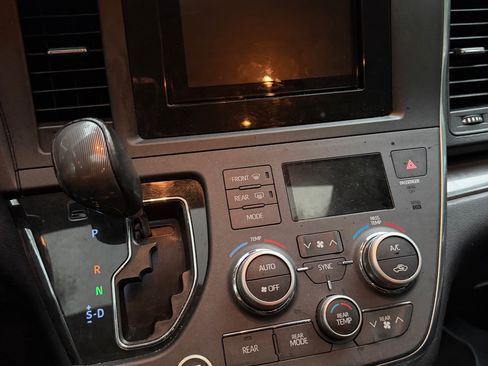 Used 2018 Toyota Sienna SE w/ SE Preferred Package FWD image 6
