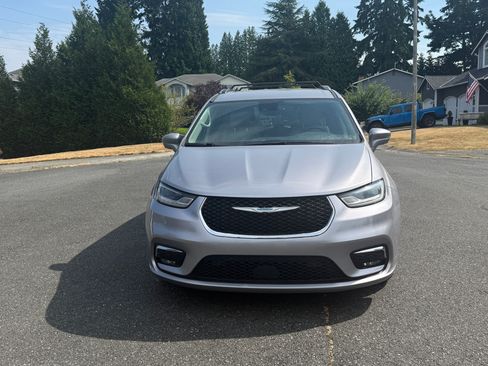 Used 2021 Chrysler Pacifica Touring-L FWD image 11