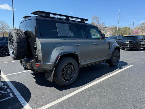 Used 2025 Land Rover Defender 110 AWD/4WD image 4