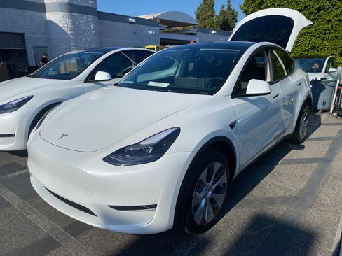 Used 2023 Tesla Model Y AWD image 2