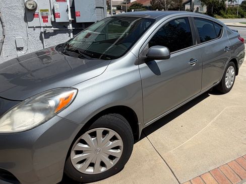 Used 2014 Nissan Versa SV FWD image 2