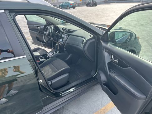 Used 2018 Nissan Rogue SV image 13