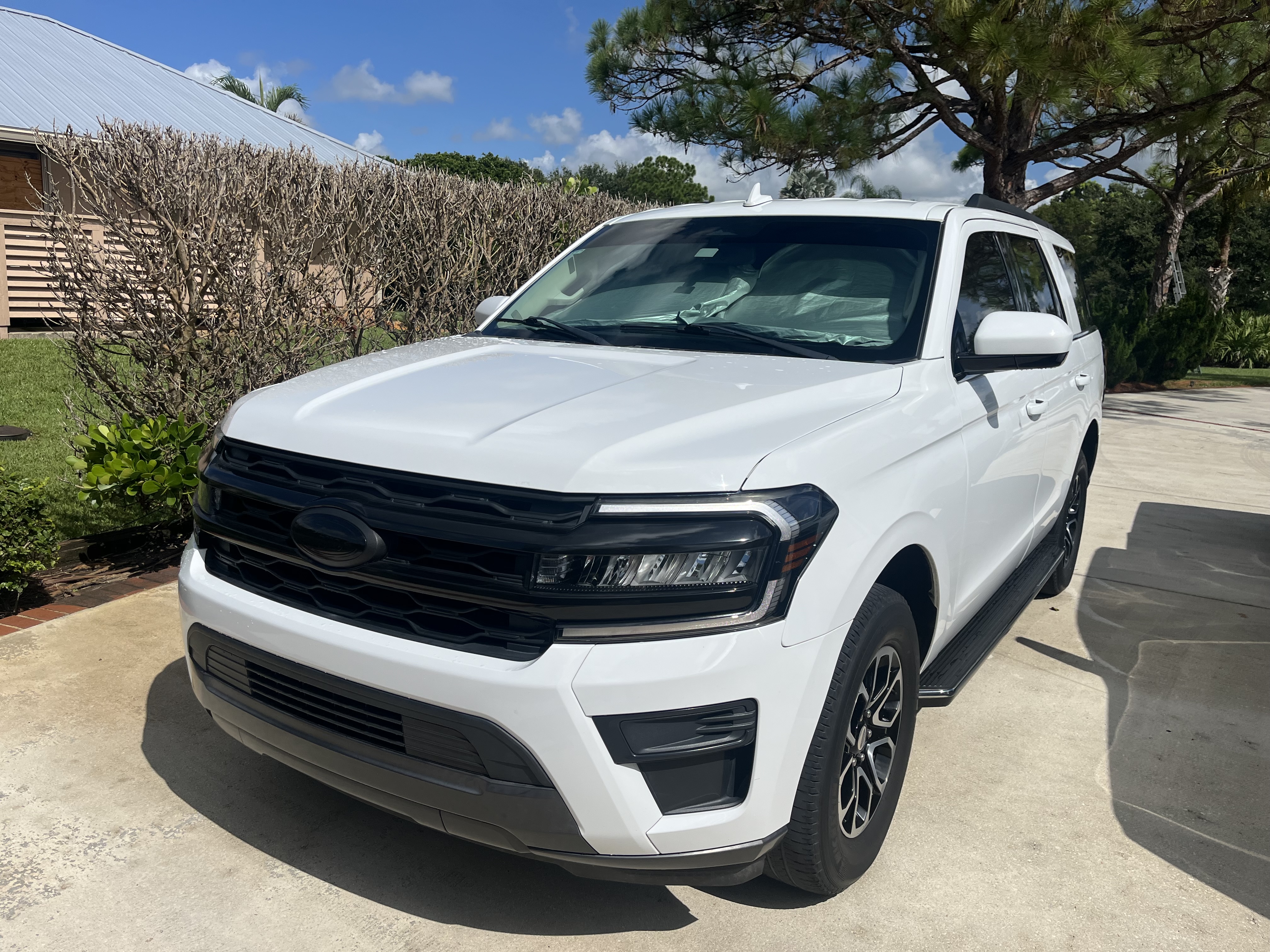 Used 2023 Ford Expedition XLT RWD image 1