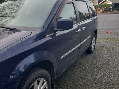 Used 2015 Chrysler Town & Country Touring w/ Driver Convenience Group image 8