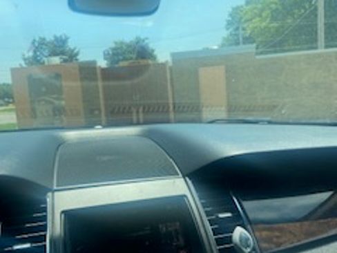 Used 2019 Ford Taurus Limited FWD image 2