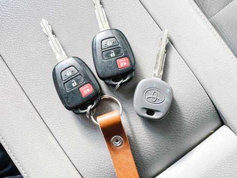 Used 2017 Toyota Highlander LE image 11