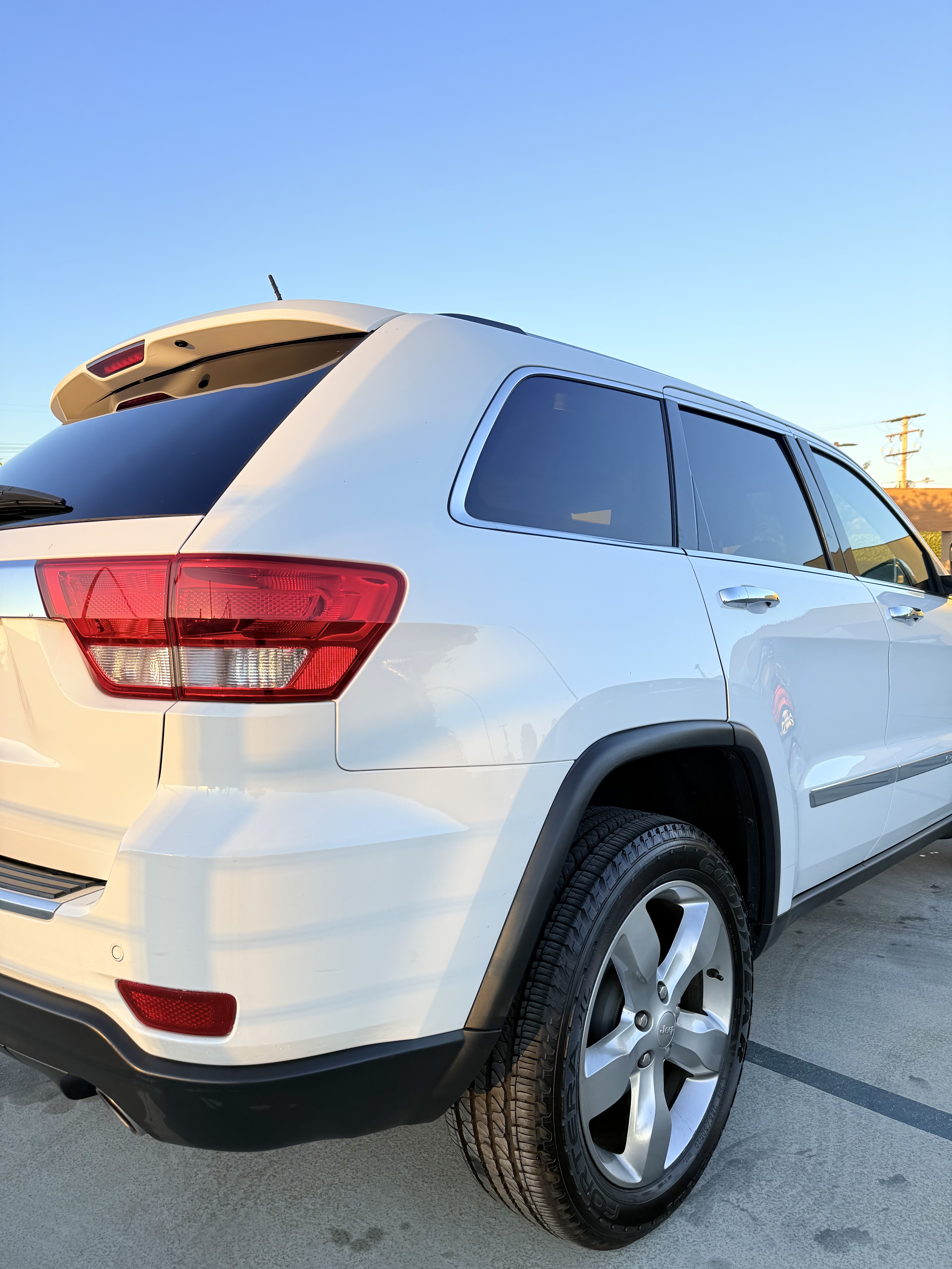 Used 2013 Jeep Grand Cherokee Overland w/ Advance Technology Group RWD image 10
