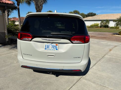 Used 2019 Chrysler Pacifica Limited w/ Tire & Wheel Group image 5