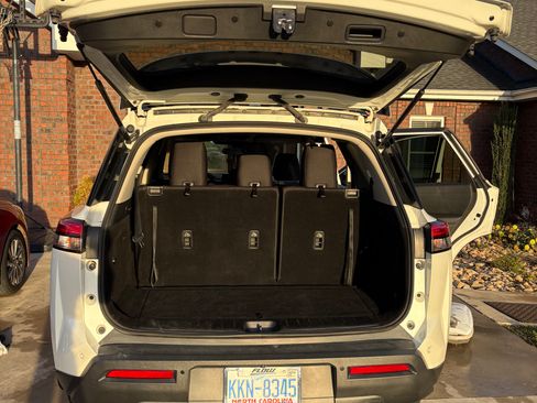 Used 2022 Nissan Pathfinder SV w/ SV Black Package image 10