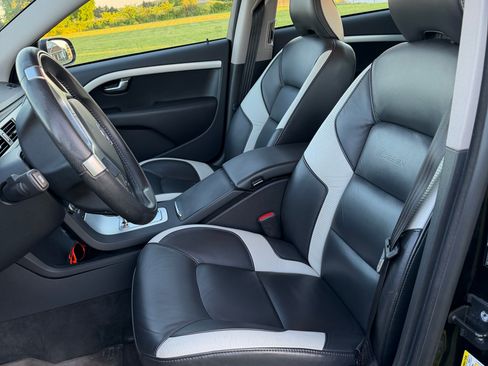 Used 2010 Volvo V70 R-Design FWD image 10