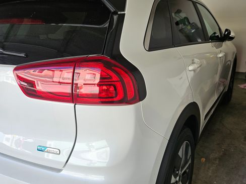 Used 2022 Kia Niro EX Premium w/ Cold Weather Package image 4