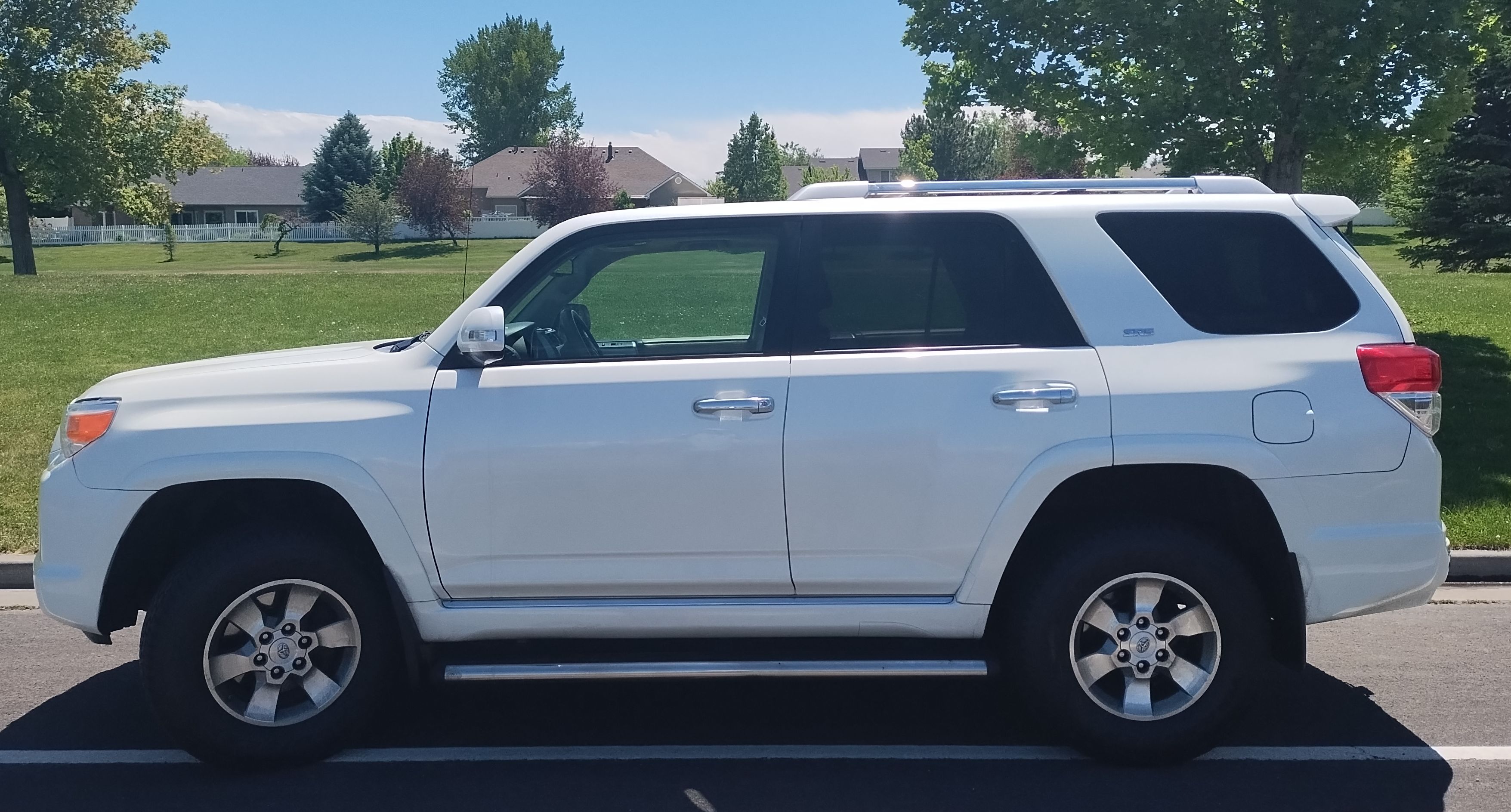 Used 2011 Toyota 4Runner SR5 w/ Convenience Pkg AWD/4WD image 1