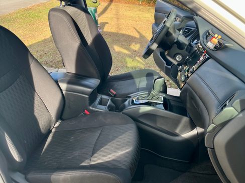 Used 2020 Nissan Rogue S image 9