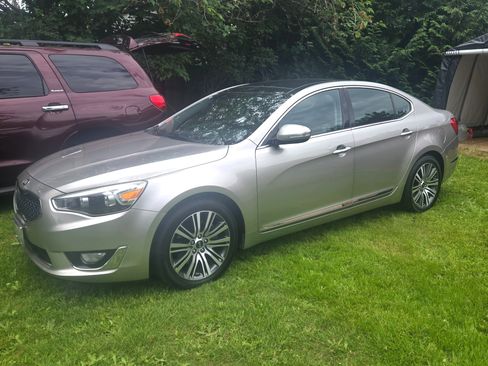 Used 2015 Kia Cadenza Premium w/ Luxury Package FWD image 2