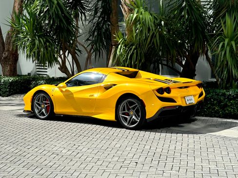 Used 2021 Ferrari F8 Tributo image 1