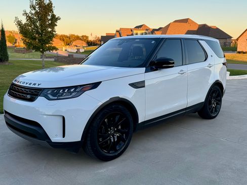 Used 2017 Land Rover Discovery SE image 1