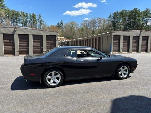 Used 2010 Dodge Challenger R/T RWD image 2