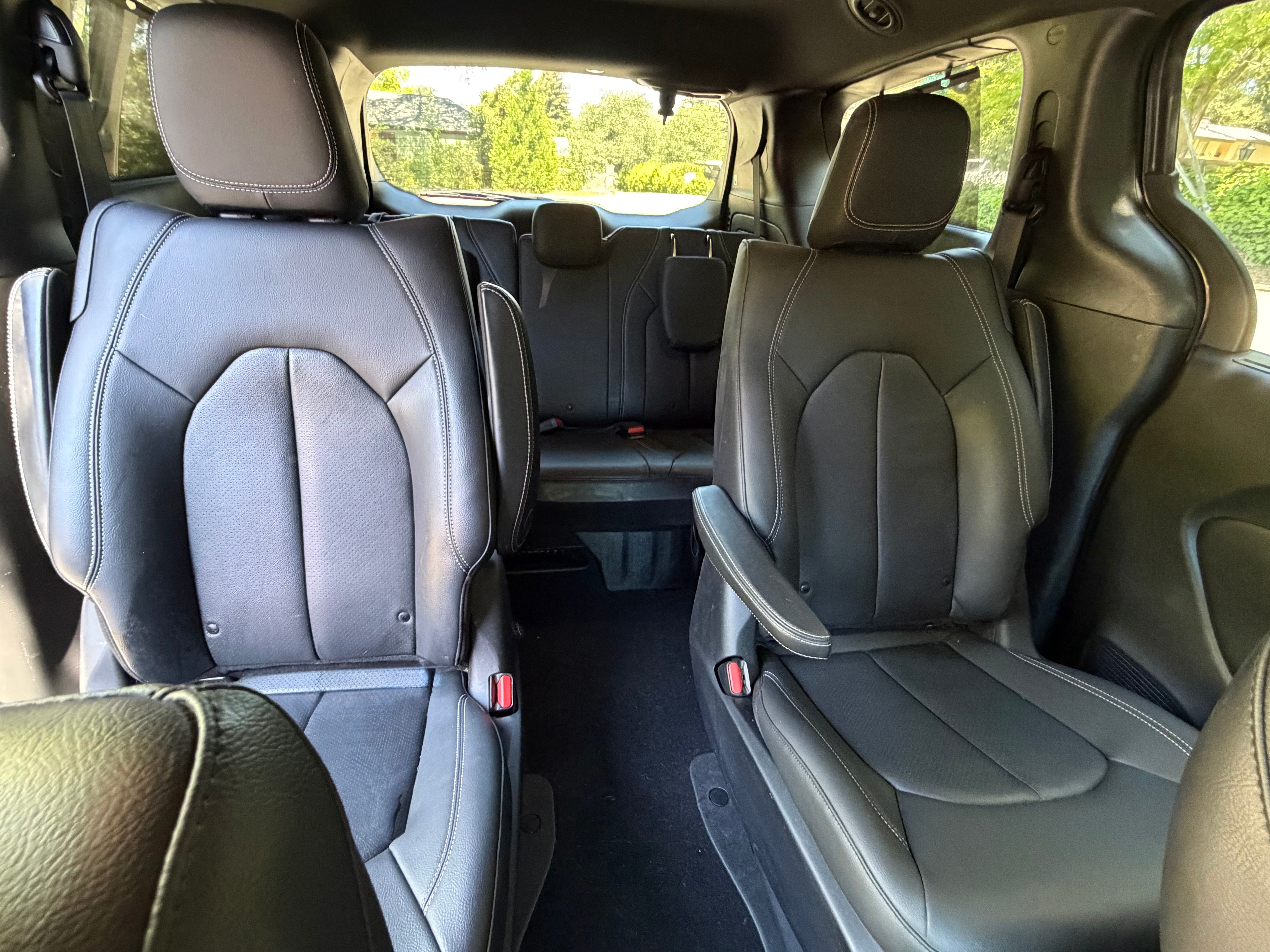 Used 2020 Chrysler Pacifica Touring-L w/ S Appearance Package FWD image 10