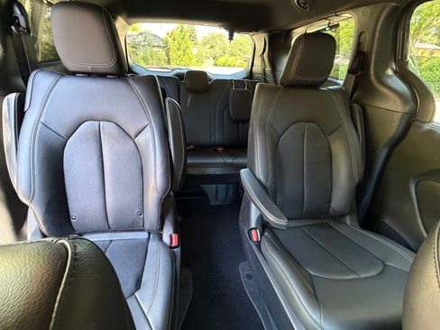 Used 2020 Chrysler Pacifica Touring-L w/ S Appearance Package FWD image 10