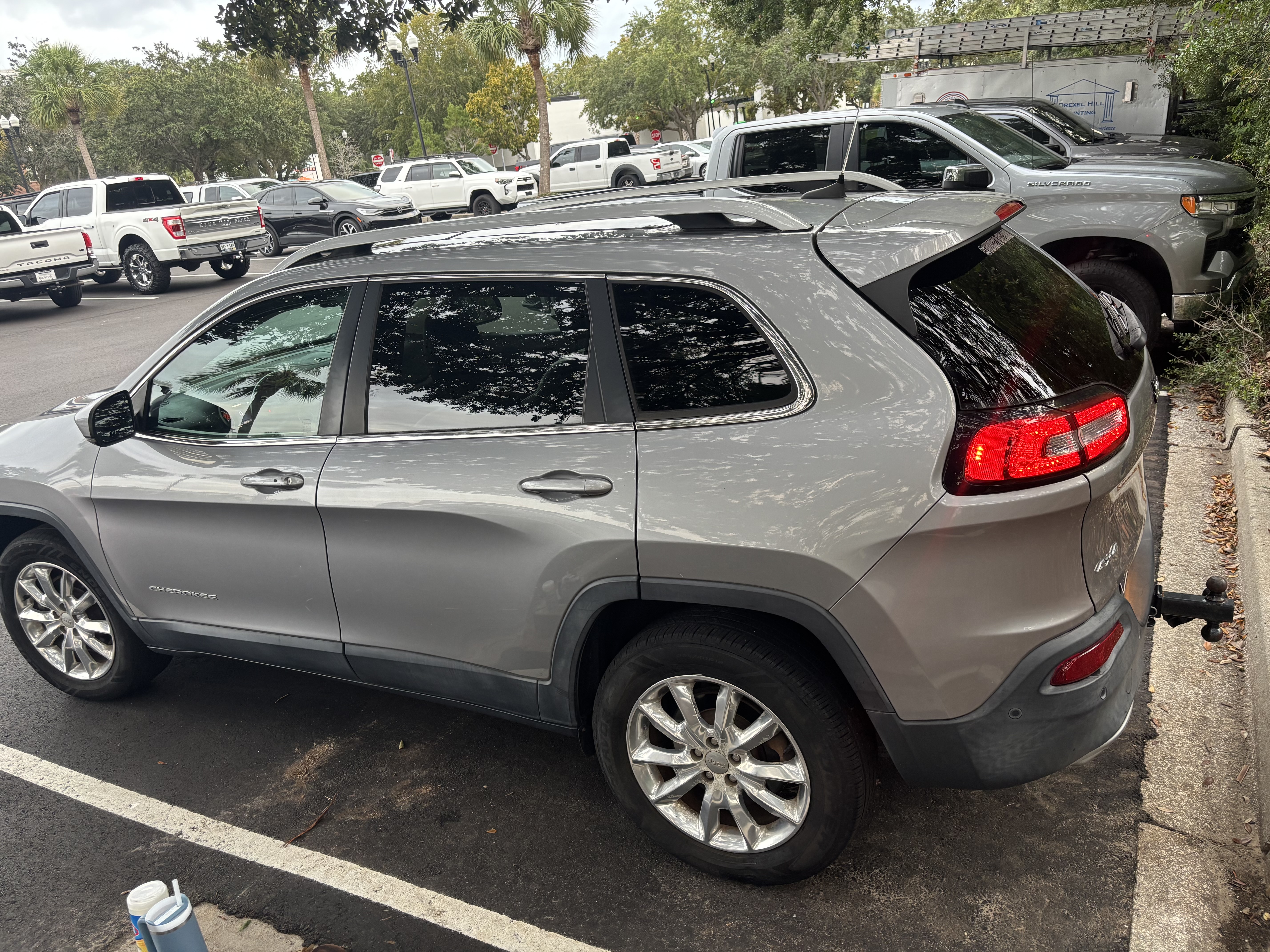 Used 2016 Jeep Cherokee Limited w/ Luxury Group AWD/4WD image 2