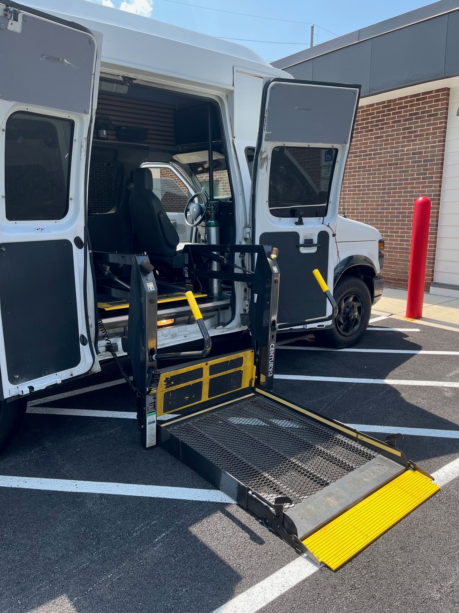 Used 2010 Ford E-350 and Econoline 350 Extended Super Duty RWD image 4