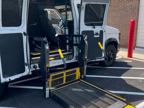 Used 2010 Ford E-350 and Econoline 350 Extended Super Duty image 4