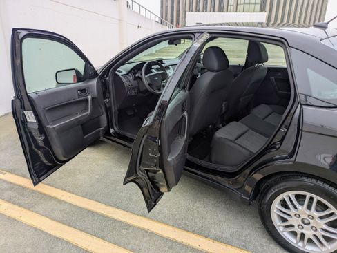 Used 2010 Ford Focus SE image 11