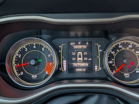 Used 2015 Jeep Cherokee Latitude image 4