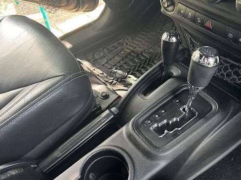 Used 2015 Jeep Wrangler Unlimited Rubicon image 11