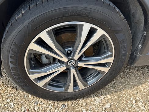 Used 2018 Nissan Rogue SL w/ Premium Package image 12