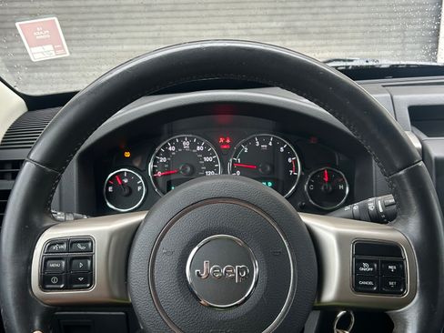 Used 2011 Jeep Liberty Renegade w/ Navigation Convenience Group image 10