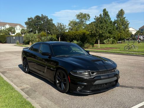 Used 2019 Dodge Charger Scat Pack w/ Technology Group RWD image 2