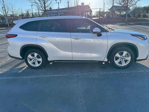 Used 2023 Toyota Highlander LE FWD image 4