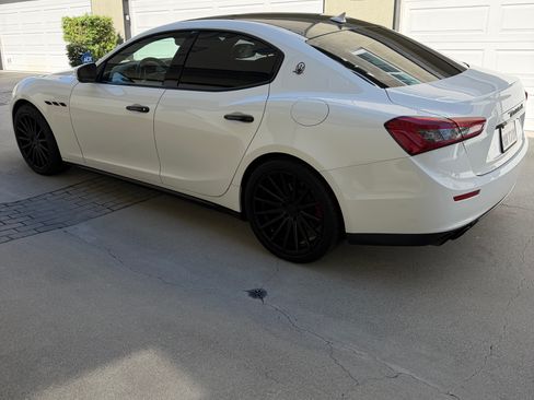 Used 2017 Maserati Ghibli Sedan 4D image 2