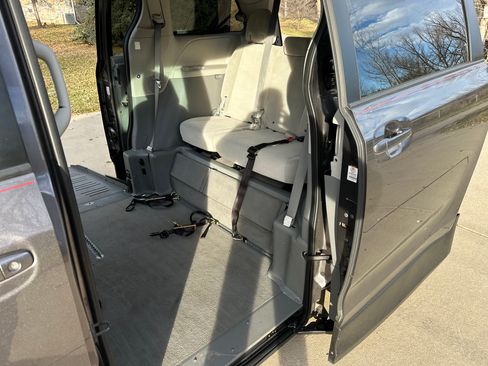 Used 2012 Toyota Sienna LE image 8