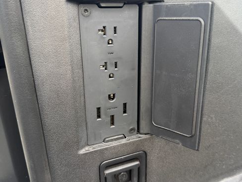 Used 2024 Tesla Cybertruck AWD Crew Cab image 15