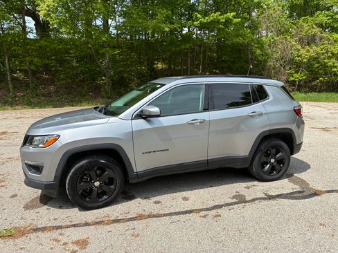 Used 2018 Jeep Compass Latitude w/ Cold Weather Group AWD/4WD image 5